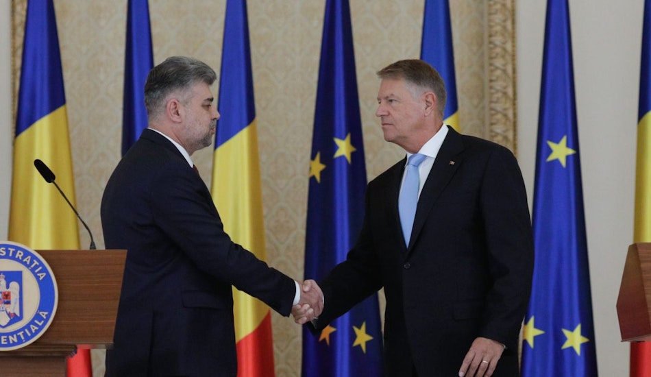 Marcel Ciolacu dă mâna cu președintele Klaus Iohannis
