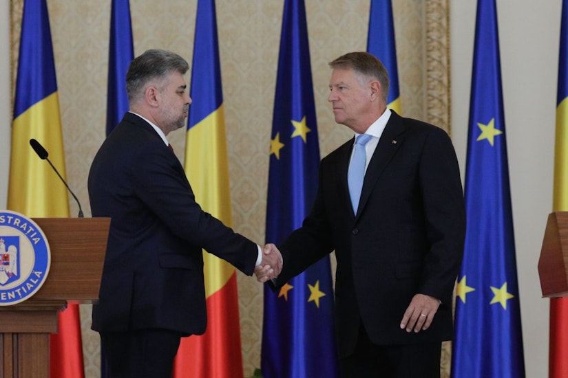 Marcel Ciolacu dă mâna cu președintele Klaus Iohannis