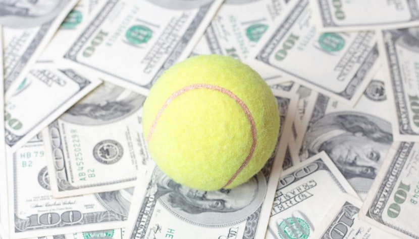 Minge de tenis pe un teanc de dolari