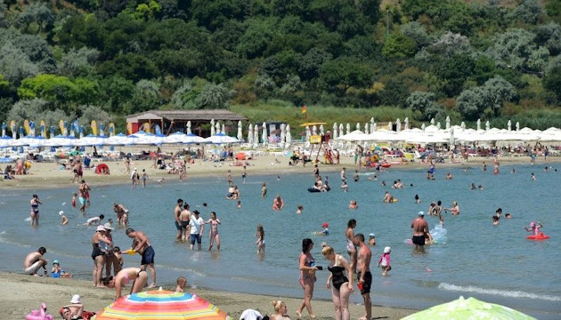 Turisti pe plaja si in mare pe litoralul romanesc