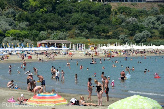 Turisti pe plaja si in mare pe litoralul romanesc