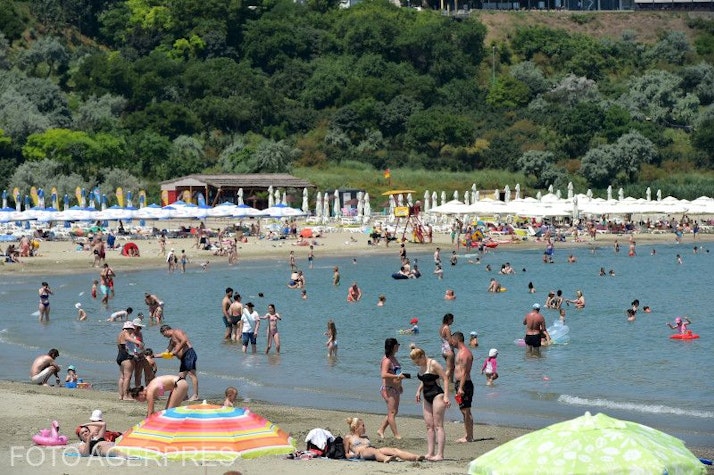 Turisti pe plaja si in mare pe litoralul romanesc