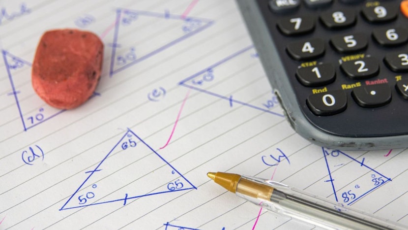 foaie cu figuri geometrice, pix, guma si calculator