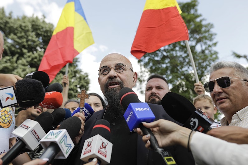 cristian popescu piedone, înconjurat de jurnaliști