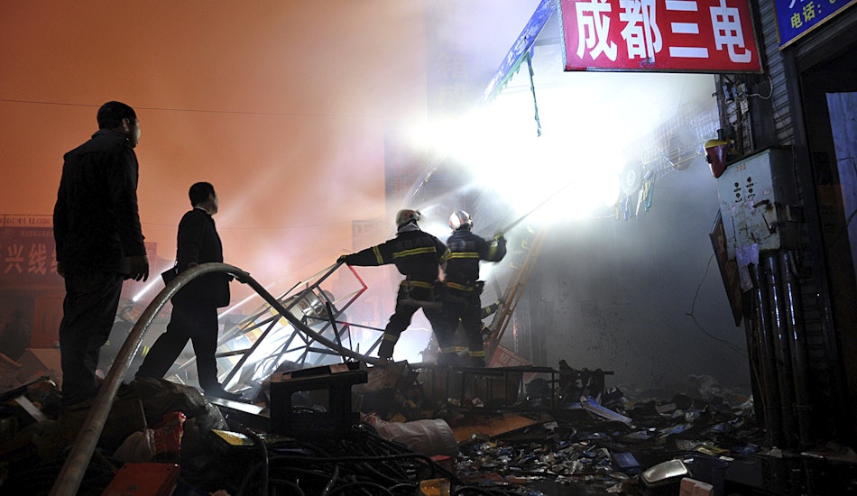 Pompieri chinezi, încercând să stingă un incendiu