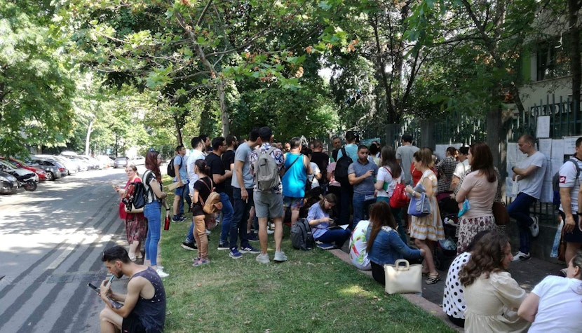 Părinții și bunicii au stat ore în șir la coadă pentru a putea depune dosarele de înscriere la grădinițele cu program de vară