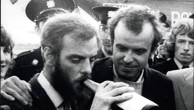 Roger Chapman și Roger Mallinson după ce au fost salvați de la bordul submersibilului Pisces III