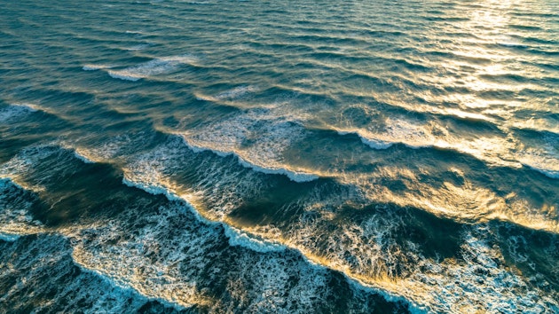 mare valuri