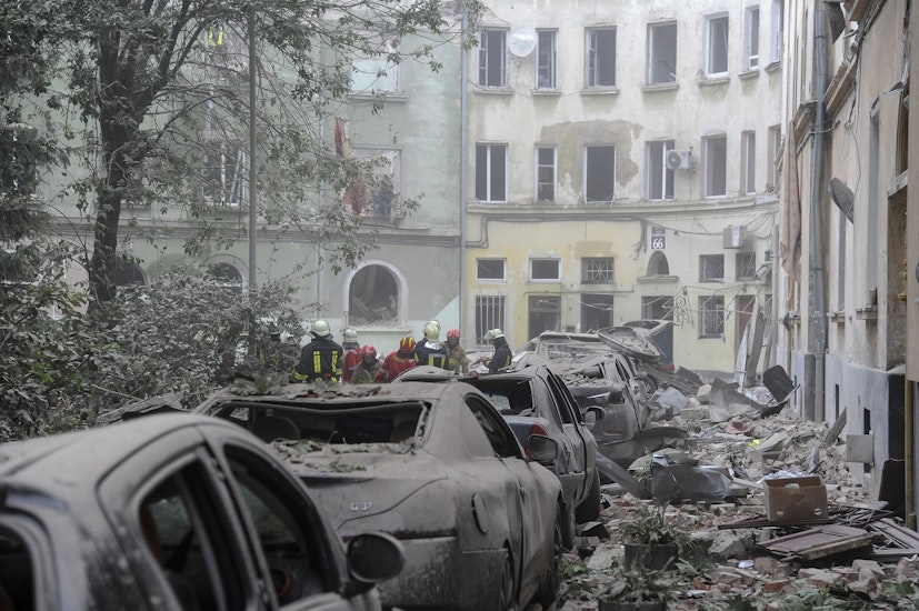 Trei persoane şi-au pierdut viaţa la Liov, într-un atac cu rachetă împotriva unei clădiri rezidenţiale