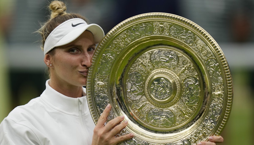 Marketa Vondrousova alături de trofeul de la turneul de la Wimbledon turneul de la Wimbledon