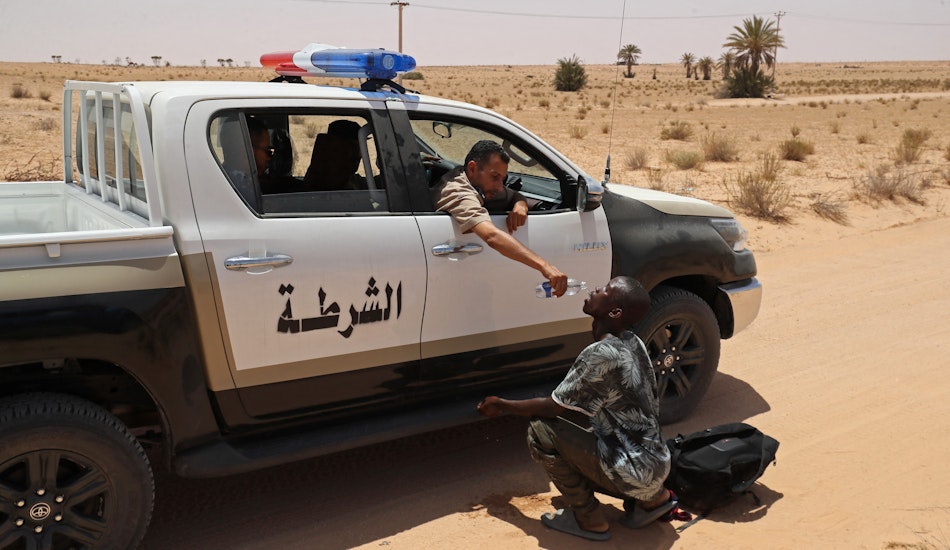 migrant salvat de un polițist de frontieră libian