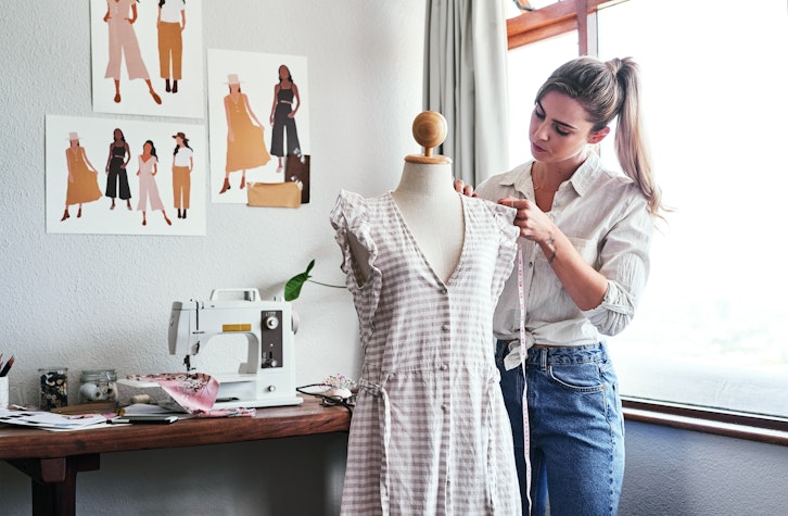 Croitoreasa in atelier, langa un manechin.