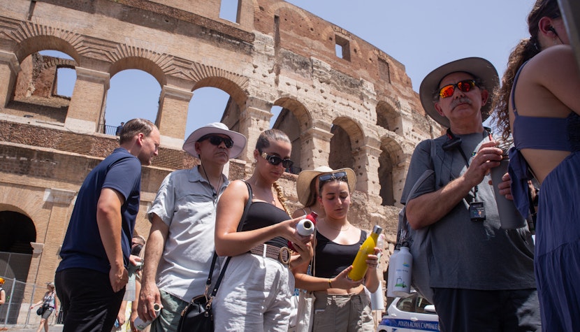 Turisti, imbracati de vara, la Colosseum