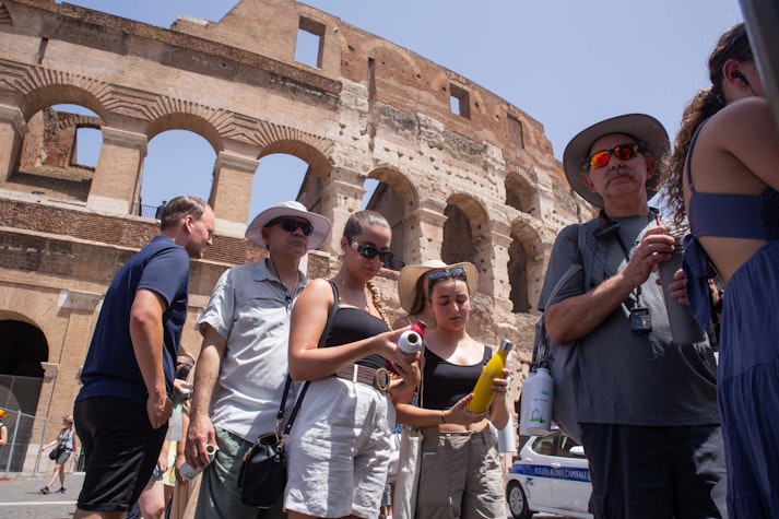 Turisti, imbracati de vara, la Colosseum