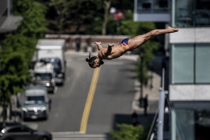 Cătălin Preda, fotografiat când făcea o săritură spectaculoasă