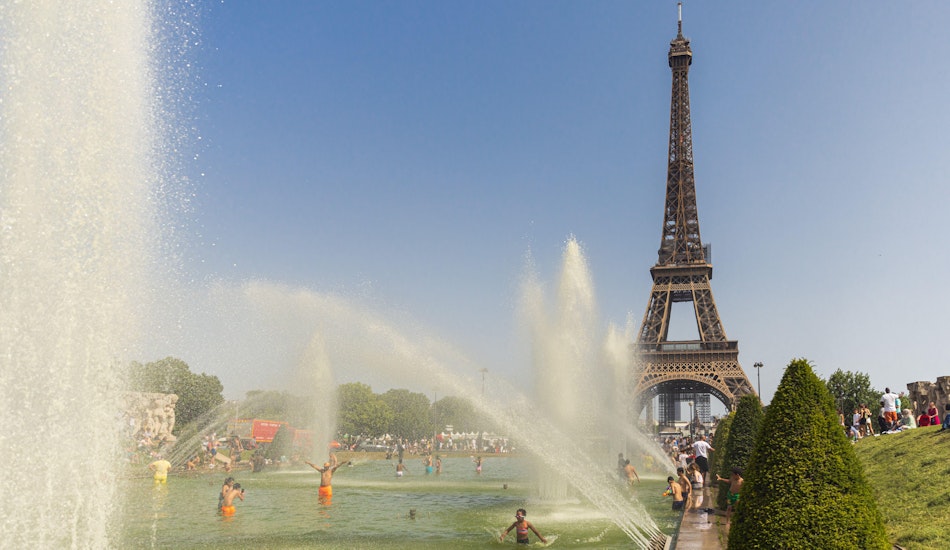 Turnul Eiffel, într-o zi caldă de vară.