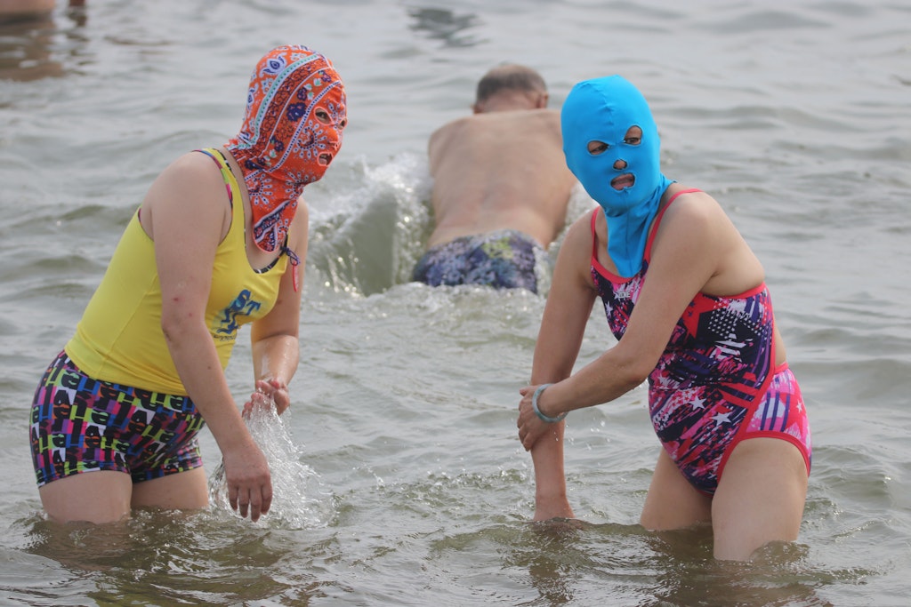 Două femei în apă purtând „facekini”, în China