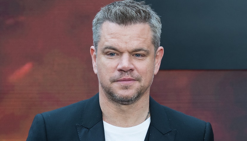 Matt Damon, imbracat intr-un sacou negru si tricou alb