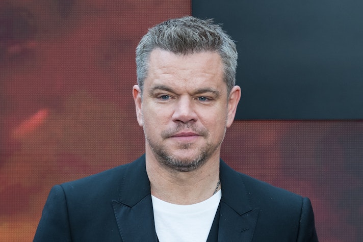 Matt Damon, imbracat intr-un sacou negru si tricou alb