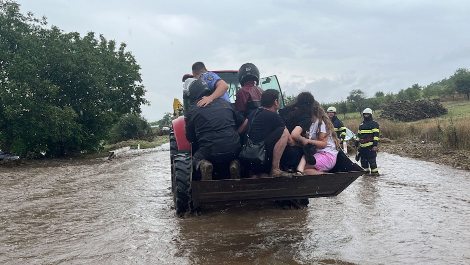 Oameni salvați și urcați în excavator