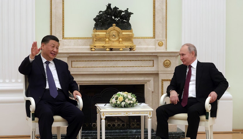 Președintele chinez Xi Jinping (stânga), alături de omologul său rus Vladimir Putin