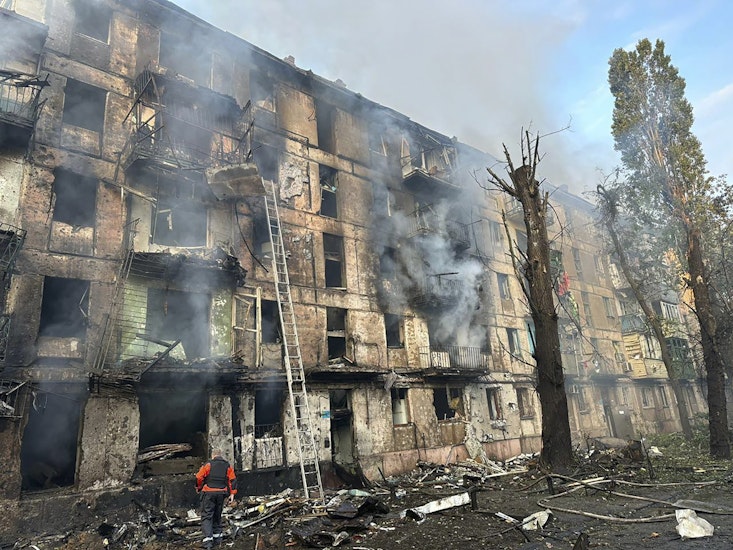 Clădire distrusă în urma bombardamentelor rusești