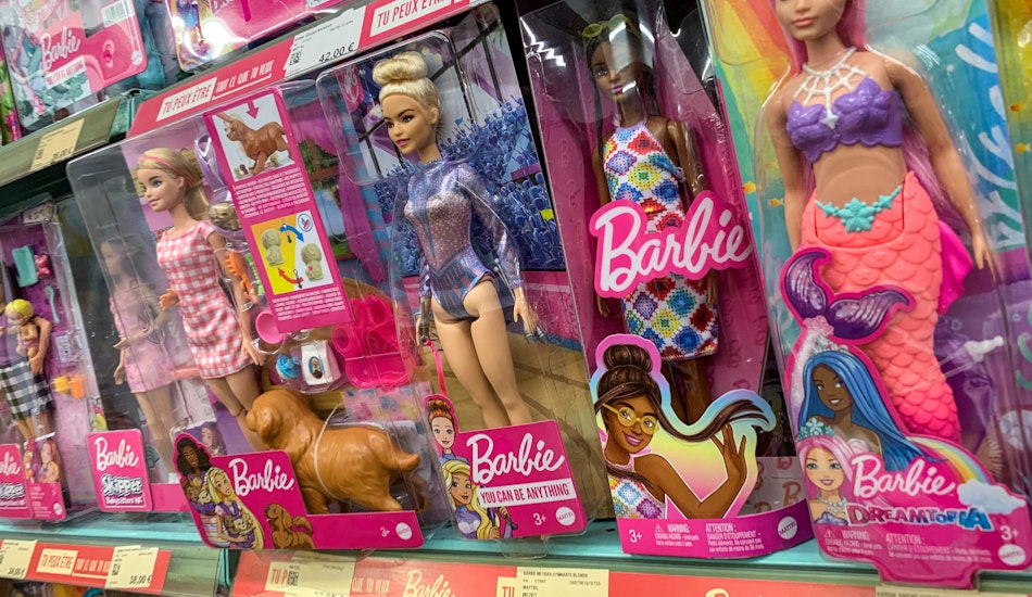 Diverse papusi Barbie, in cutii, pe raft