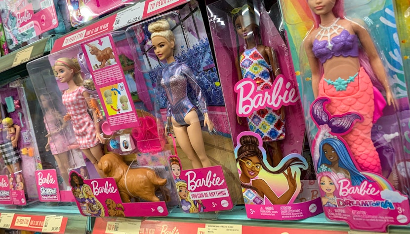 Diverse papusi Barbie, in cutii, pe raft