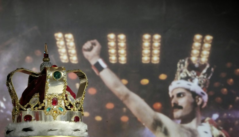 Mai multe obiecte care au aparținut lui Freddie Mercury, scoase la licitație