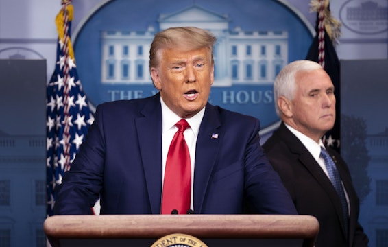 Donald Trump, imbracat la costum si cravata