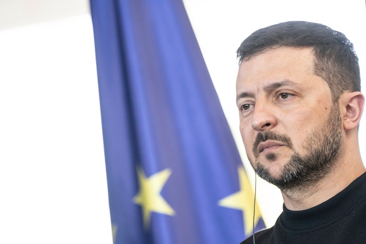Zelenski, imbracat in negru