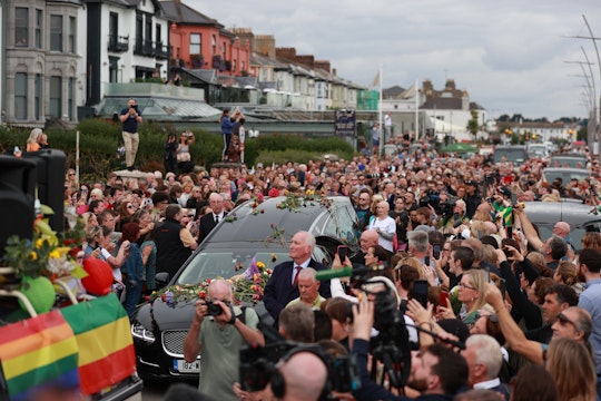 Mii de oameni au luat parte la funeraliile cântăreței Sinéad O’Connor