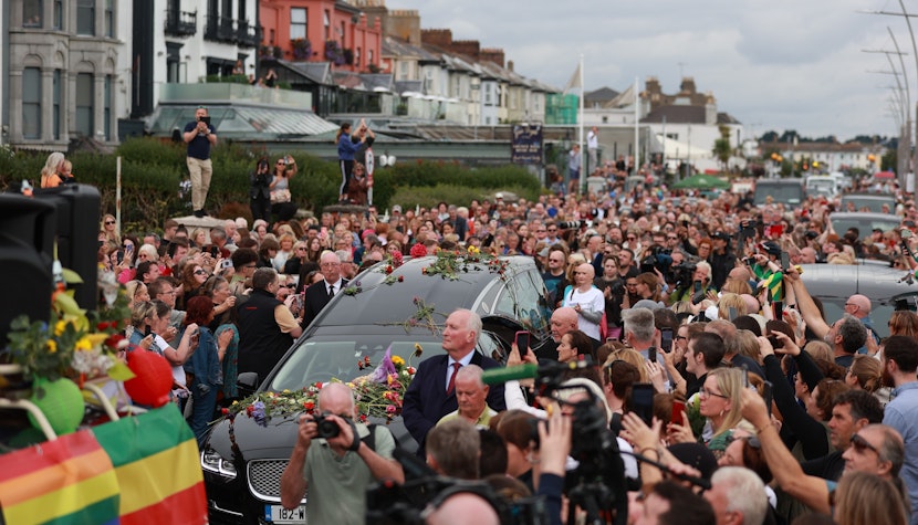 Mii de oameni au luat parte la funeraliile cântăreței Sinéad O’Connor