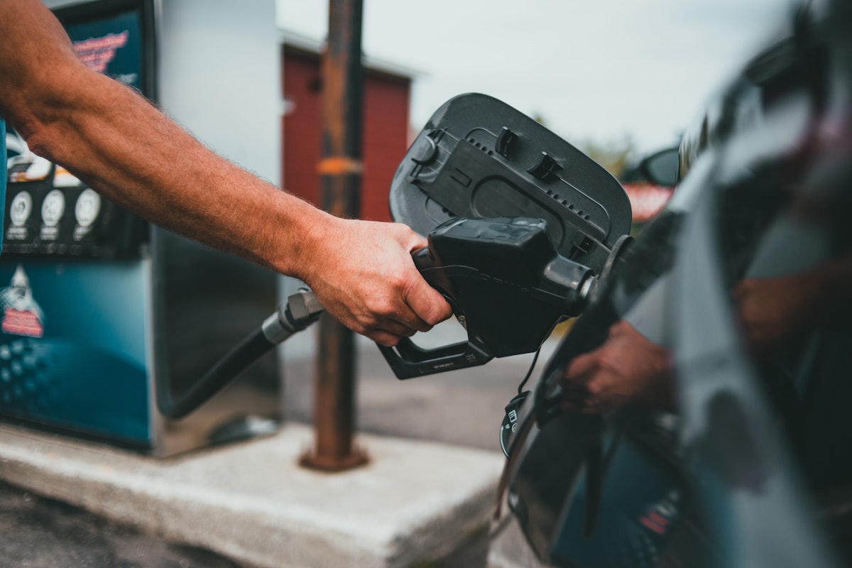 De ce carburanții se scumpesc cu întârziere, chiar dacă petrolul se ieftinește