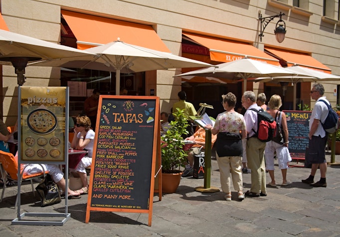 Turisti, localnici la terasele restaurantelor, in Barcelona