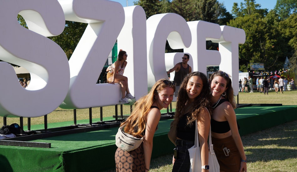Cateva tinere, participante la Festivalul Sziget 2023
