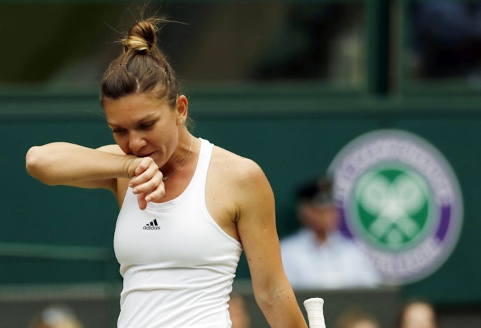 simona halep in echipament alb la wimbledon in 2016