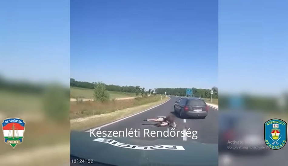 Captura foto cu romanul care sare din masina ca sa scape de politisti, in Ungaria