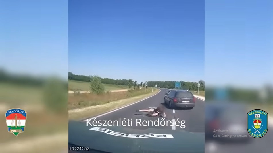 Captura foto cu romanul care sare din masina ca sa scape de politisti, in Ungaria