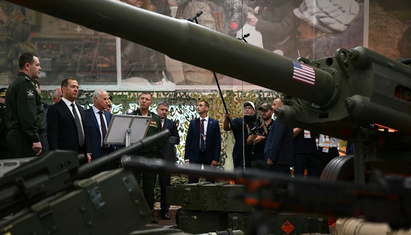 Fostul preşedinte rus Dmitri Medvedev a vizitat miercuri expoziţia