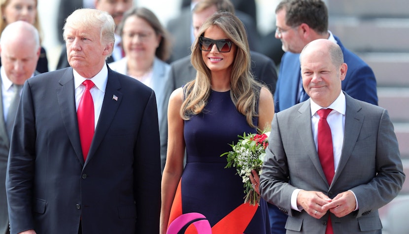 Cancelarul german Olaf Scholz (dreapta) alături de Donald Trump și Melania Trump