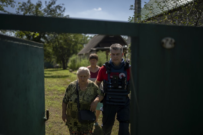 Voluntari ai Crucii Roșii ucrainene evacuează civili din Kupiansk