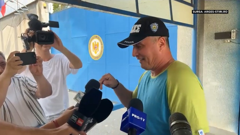 Cristian Cioacă, la ieșirea din penitenciar, îmbrăcat casul, cu o șapcă pe cap