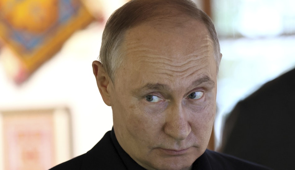 Vladimir Putin, imbracat in negru, cu o privire ciudata