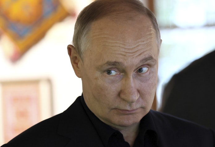 Vladimir Putin, imbracat in negru, cu o privire ciudata