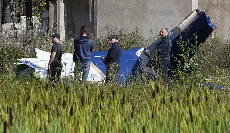 Militarii ruși inspectează rămășițele avionului căzut în regiunea Tver