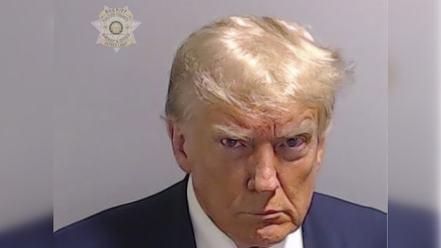 Trump, in fotografia judiciara
