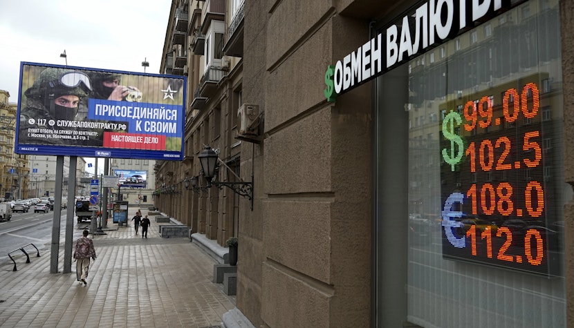 Cursul valutar afișat pe un panou din Moscova