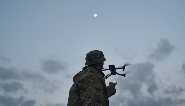 Un operator ucrainean lansează o dronă
