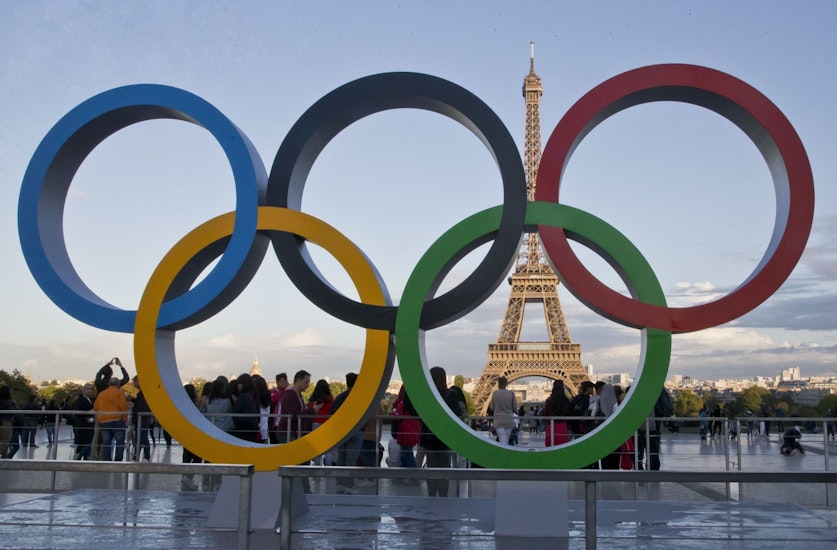 cercurile olimpice avand turnul eiffel pe fundal